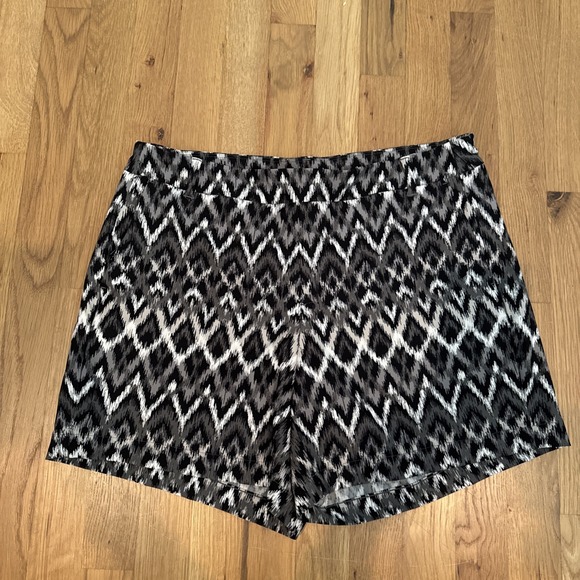 SPANX Pants - Spanx The Get Moving Shorts Womens Large Black White Ikat Geometric Print RN1121